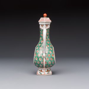 A Chinese famille verte rosewater sprinkler, a wucai jar and a Samson Paris verte-style covered ewer, 17/19th C. — photo 9
