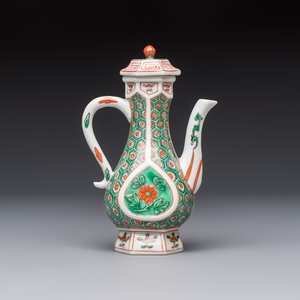 A Chinese famille verte rosewater sprinkler, a wucai jar and a Samson Paris verte-style covered ewer, 17/19th C. — photo 10
