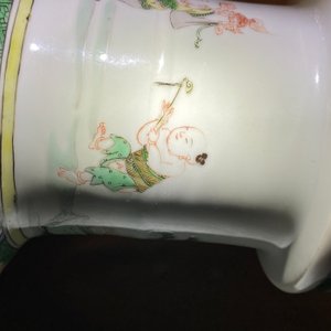 A Chinese famille verte rouleau 'immortals' vase, Kangxi — 照片 16