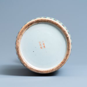 A Chinese famille verte rouleau vase, 19th C. — 照片 6