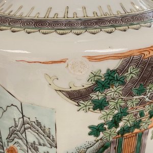 A Chinese famille verte rouleau vase and a famille rose vase, 19th C. — 照片 7