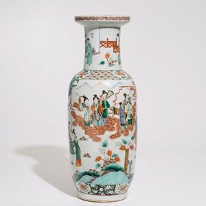 A Chinese famille verte rouleau vase with a court scene, 19th C. — 照片 1