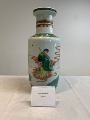 A Chinese famille verte rouleau vase with immortals, 19th C. — foto 1