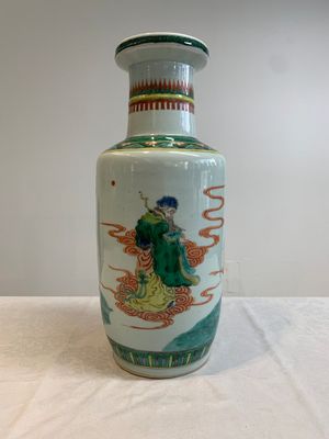 A Chinese famille verte rouleau vase with immortals, 19th C. — foto 2