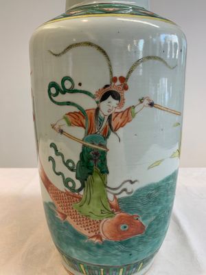 A Chinese famille verte rouleau vase with immortals, 19th C. — foto 7