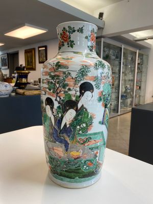 A Chinese famille verte rouleau vase with ladies at a scholar's table, Kangxi — 照片 1