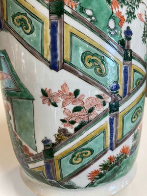 A Chinese famille verte rouleau vase with ladies at a scholar's table, Kangxi — 照片 11