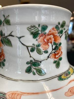 A Chinese famille verte rouleau vase with ladies at a scholar's table, Kangxi — 照片 12