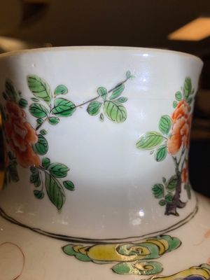 A Chinese famille verte rouleau vase with ladies at a scholar's table, Kangxi — 照片 14