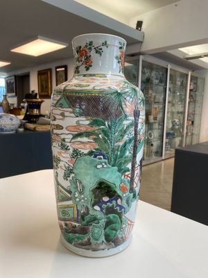 A Chinese famille verte rouleau vase with ladies at a scholar's table, Kangxi — 照片 3