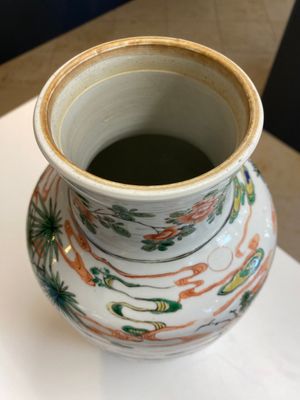 A Chinese famille verte rouleau vase with ladies at a scholar's table, Kangxi — 照片 5