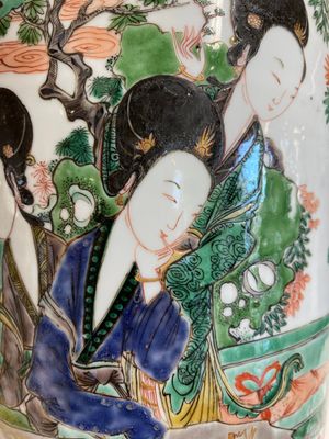 A Chinese famille verte rouleau vase with ladies at a scholar's table, Kangxi — 照片 9