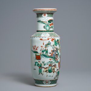 A Chinese famille verte rouleau 'warriors on horseback' vase, 19th C. — 照片 2