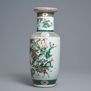 A Chinese famille verte rouleau 'warriors on horseback' vase, 19th C. — 照片 4