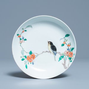A Chinese famille verte saucer dish with a bird on a blossoming branch, Kangxi — 照片 1