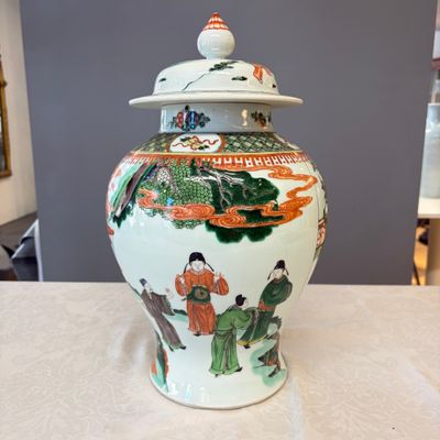 A Chinese famille verte 'Scholars and Court Ladies' baluster vase and cover — photo 4