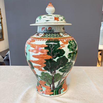 A Chinese famille verte 'Scholars and Court Ladies' baluster vase and cover — photo 2