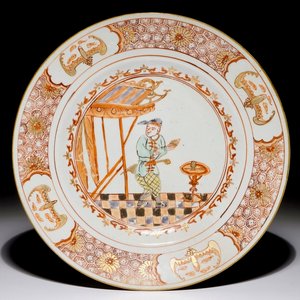 A Chinese famille verte "South Sea Bubble" plate with a Commedia Dell'Arte figure, Kangxi — photo 1