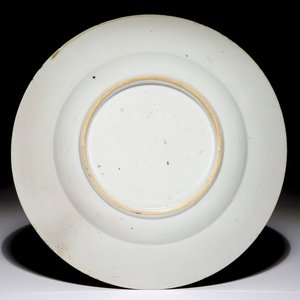 A Chinese famille verte "South Sea Bubble" plate with a Commedia Dell'Arte figure, Kangxi — photo 2