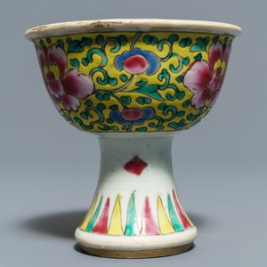 A Chinese famille verte tea caddy, a plate and a famille rose stem cup, Kangxi/Yongzheng — photo 6