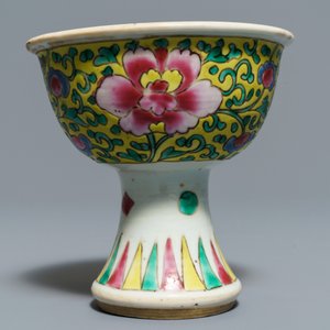 A Chinese famille verte tea caddy, a plate and a famille rose stem cup, Kangxi/Yongzheng — photo 7