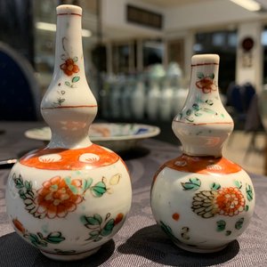 A Chinese famille verte tea caddy and cover, a moulded plate and two small vases, Kangxi — photo 17