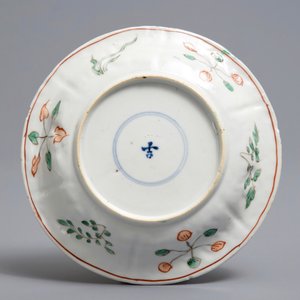 A Chinese famille verte tea caddy and cover, a moulded plate and two small vases, Kangxi — photo 3