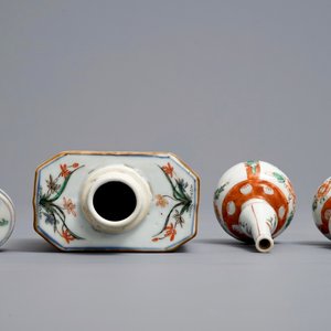 A Chinese famille verte tea caddy and cover, a moulded plate and two small vases, Kangxi — photo 8