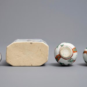 A Chinese famille verte tea caddy and cover, a moulded plate and two small vases, Kangxi — photo 9