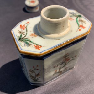 A Chinese famille verte tea caddy and cover, a moulded plate and two small vases, Kangxi — photo 10