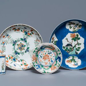 A Chinese famille verte tea caddy and three plates, Kangxi — 照片 1