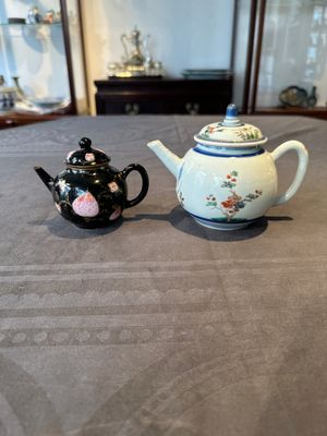A Chinese famille verte teapot and a famille rose black-ground teapot, Kangxi/Yongzheng — foto 1
