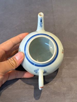 A Chinese famille verte teapot and a famille rose black-ground teapot, Kangxi/Yongzheng — foto 11