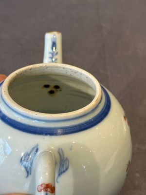 A Chinese famille verte teapot and a famille rose black-ground teapot, Kangxi/Yongzheng — foto 13