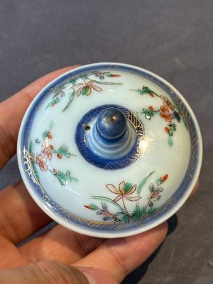 A Chinese famille verte teapot and a famille rose black-ground teapot, Kangxi/Yongzheng — foto 14