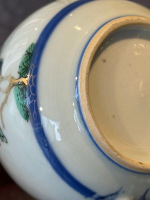 A Chinese famille verte teapot and a famille rose black-ground teapot, Kangxi/Yongzheng — foto 17