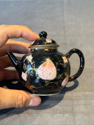 A Chinese famille verte teapot and a famille rose black-ground teapot, Kangxi/Yongzheng — foto 2