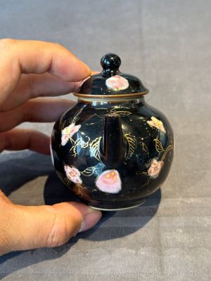A Chinese famille verte teapot and a famille rose black-ground teapot, Kangxi/Yongzheng — foto 3