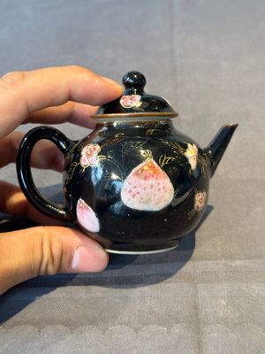 A Chinese famille verte teapot and a famille rose black-ground teapot, Kangxi/Yongzheng — foto 4
