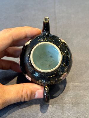 A Chinese famille verte teapot and a famille rose black-ground teapot, Kangxi/Yongzheng — foto 5