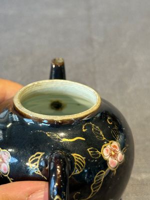 A Chinese famille verte teapot and a famille rose black-ground teapot, Kangxi/Yongzheng — foto 6