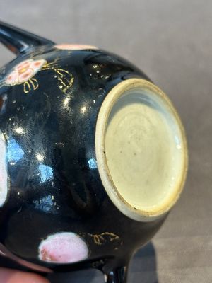 A Chinese famille verte teapot and a famille rose black-ground teapot, Kangxi/Yongzheng — foto 8