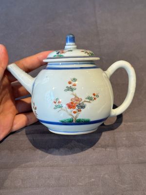 A Chinese famille verte teapot and a famille rose black-ground teapot, Kangxi/Yongzheng — foto 9