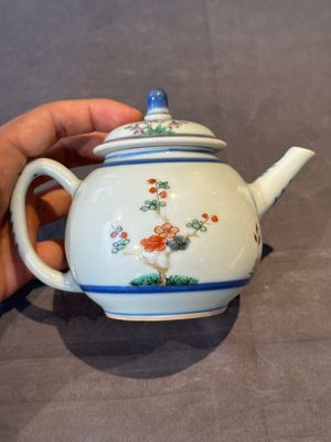 A Chinese famille verte teapot and a famille rose black-ground teapot, Kangxi/Yongzheng — foto 10