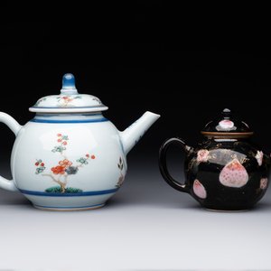 A Chinese famille verte teapot and a famille rose black-ground teapot, Kangxi/Yongzheng — foto 1