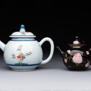A Chinese famille verte teapot and a famille rose black-ground teapot, Kangxi/Yongzheng — foto 2