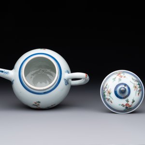 A Chinese famille verte teapot and a famille rose black-ground teapot, Kangxi/Yongzheng — foto 3