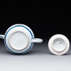 A Chinese famille verte teapot and a famille rose black-ground teapot, Kangxi/Yongzheng — foto 4