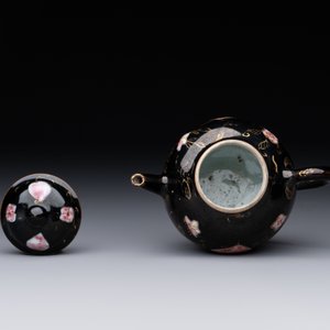 A Chinese famille verte teapot and a famille rose black-ground teapot, Kangxi/Yongzheng — foto 5
