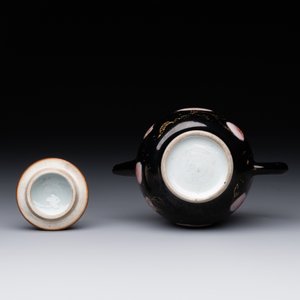 A Chinese famille verte teapot and a famille rose black-ground teapot, Kangxi/Yongzheng — foto 6